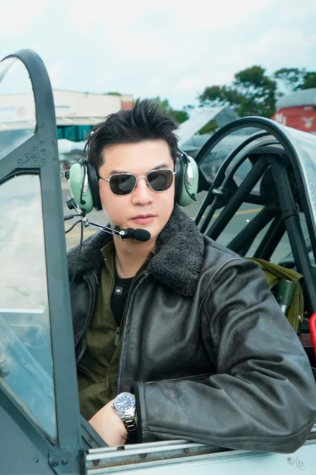 Aged leather aviator jacket with fur collar - Image n°5