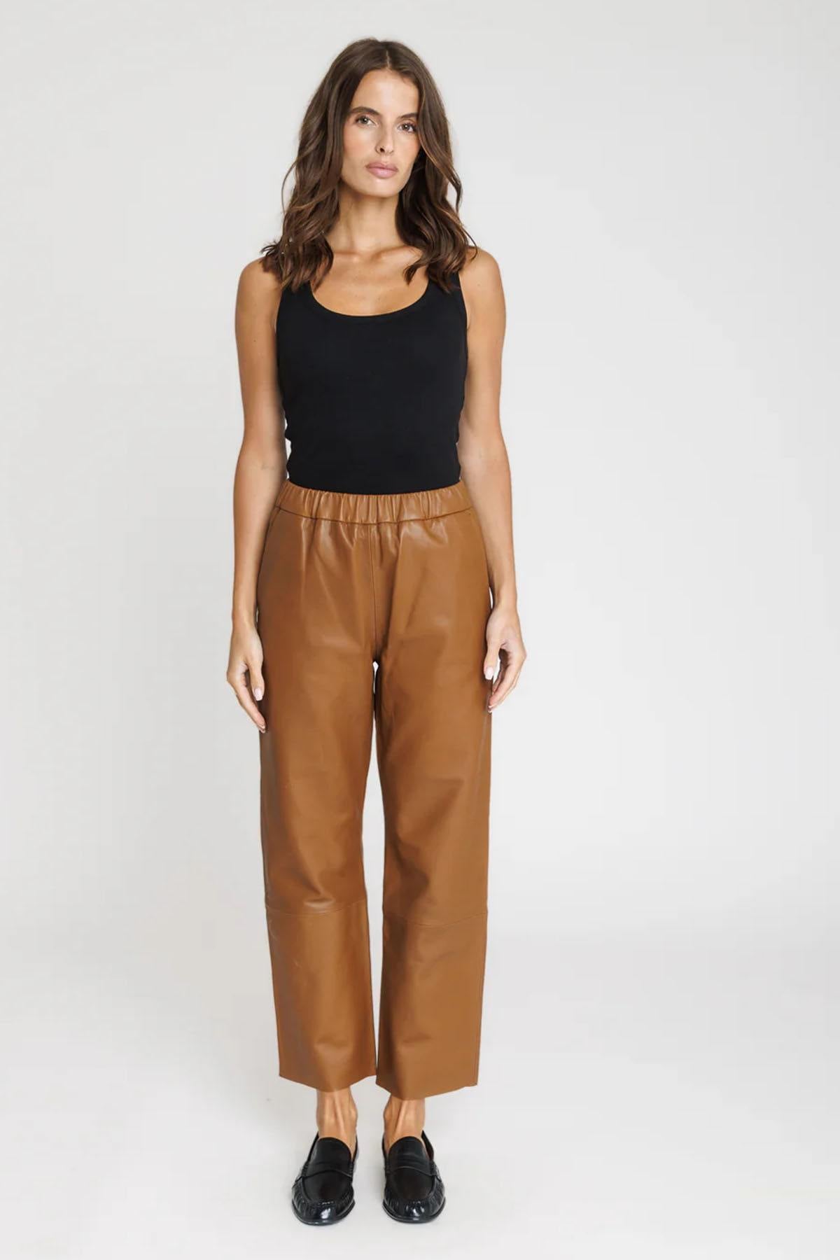 Cognac-colored leather trousers with elasticated waistband - Image n°4