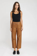 Cognac-colored leather trousers with elasticated waistband - Image n°4