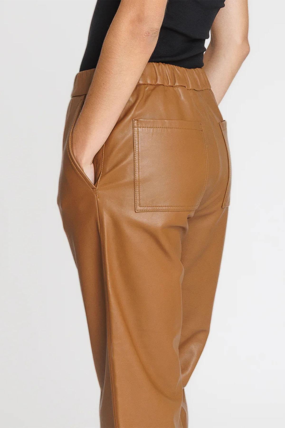 Cognac-colored leather trousers with elasticated waistband - Image n°3
