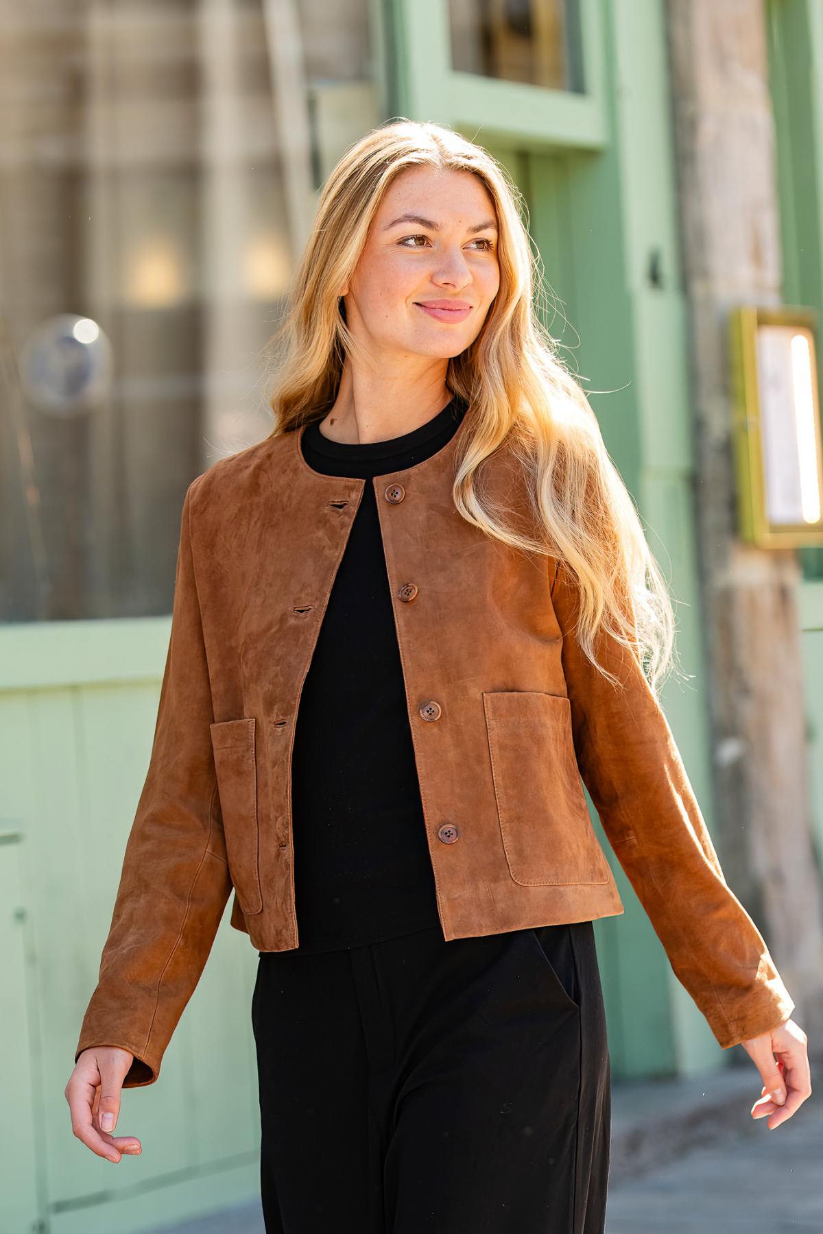 Serge Pariente's tobacco suede jacket: soft, structured, and chic. - Image n°1