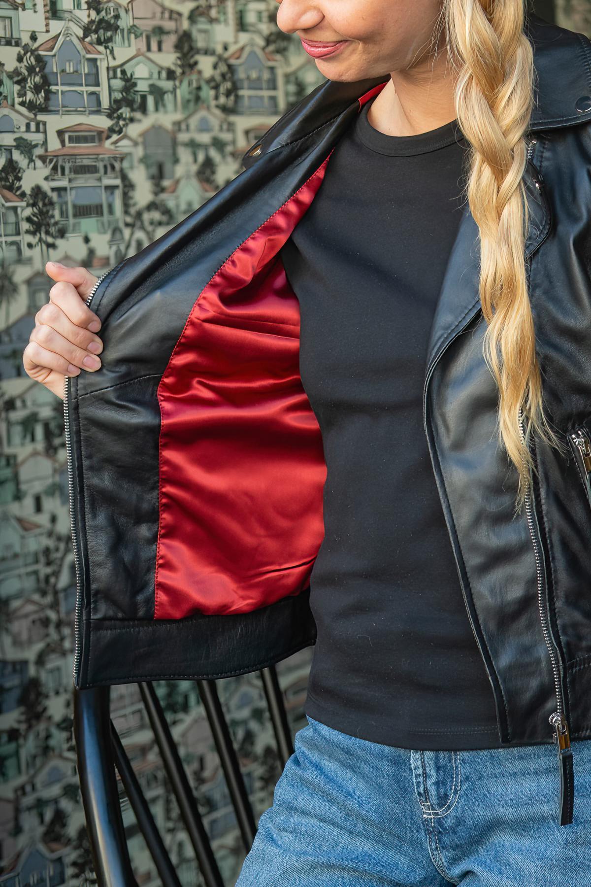 Serge Pariente's black lambskin jacket: slim, lightweight, timeless. - Image n°6