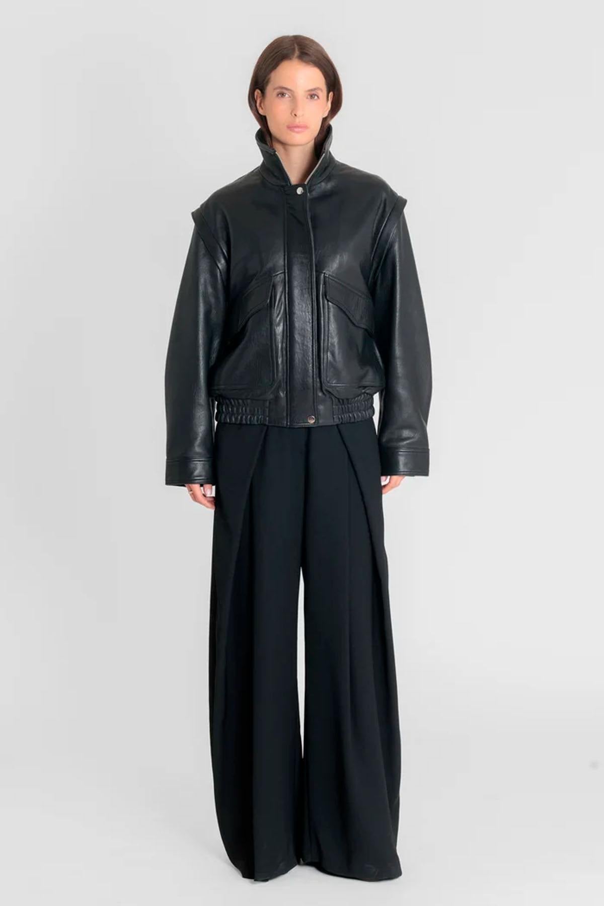 Oversized black leather jacket with detachable sleeves - Image n°4
