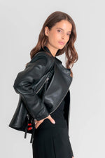 Modern black leather biker jacket for women - Image n°4