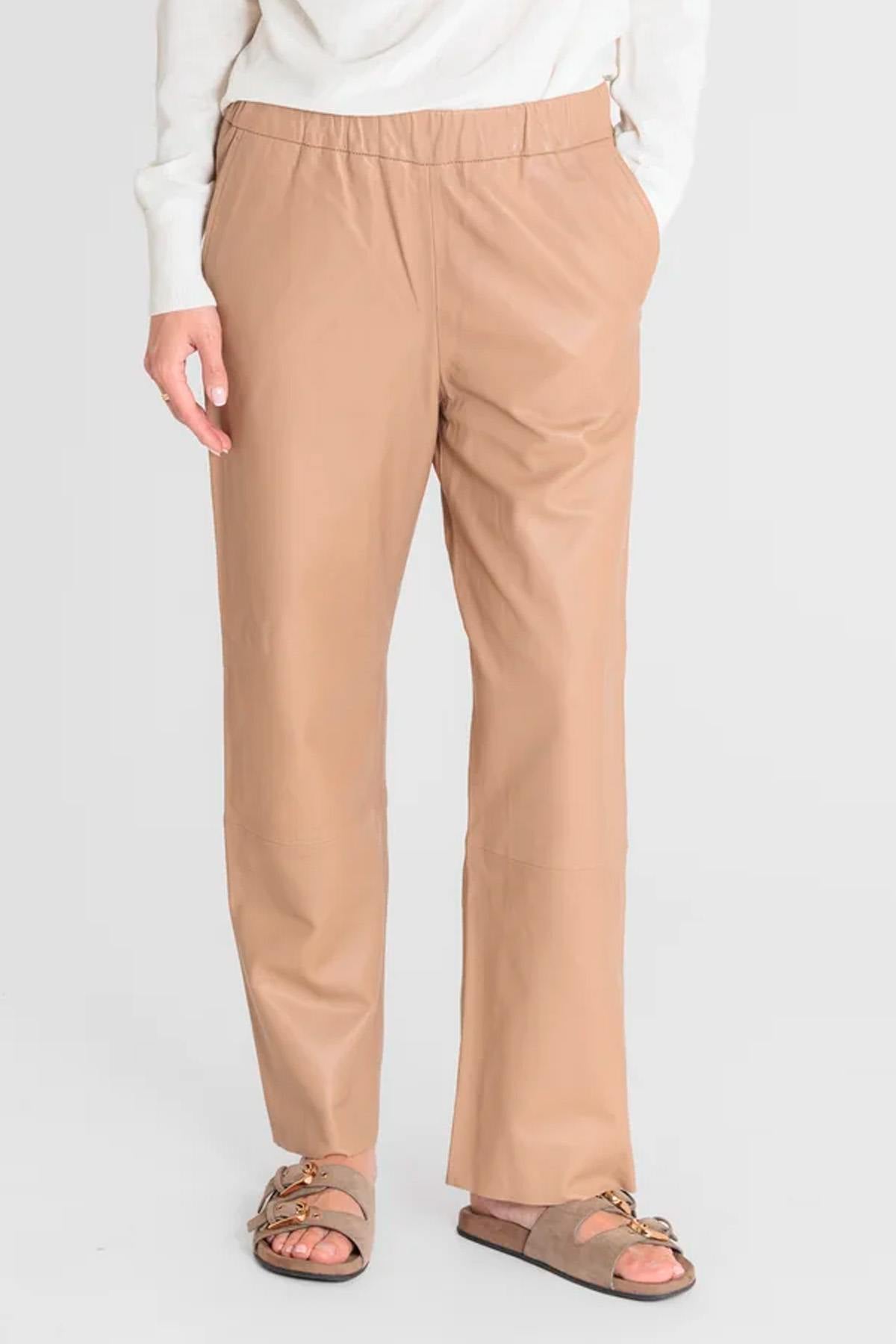 Sand-colored leather trousers with elasticated waistband - Image n°4