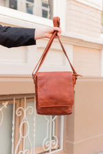 Cognac-colored oiled cowhide crossbody bag - Image n°5