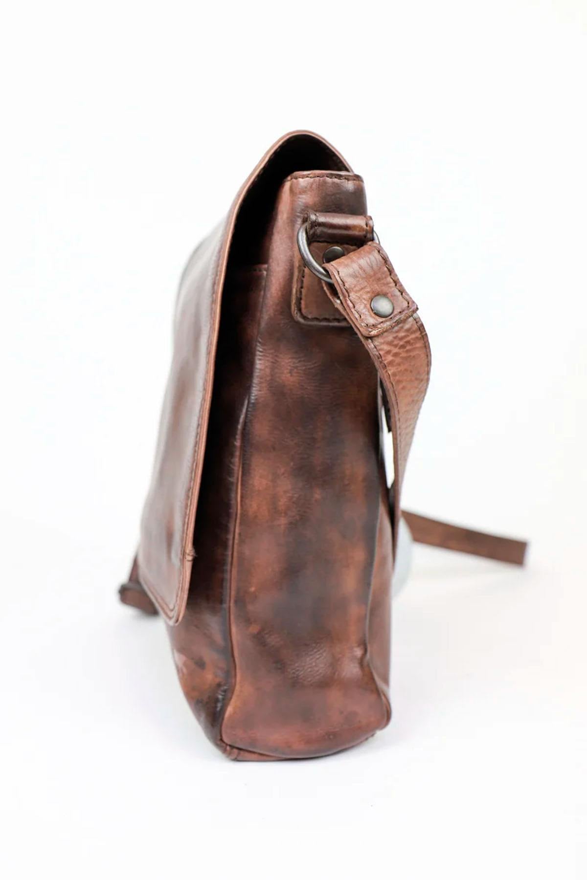 Brown oiled cowhide crossbody bag - Image n°4
