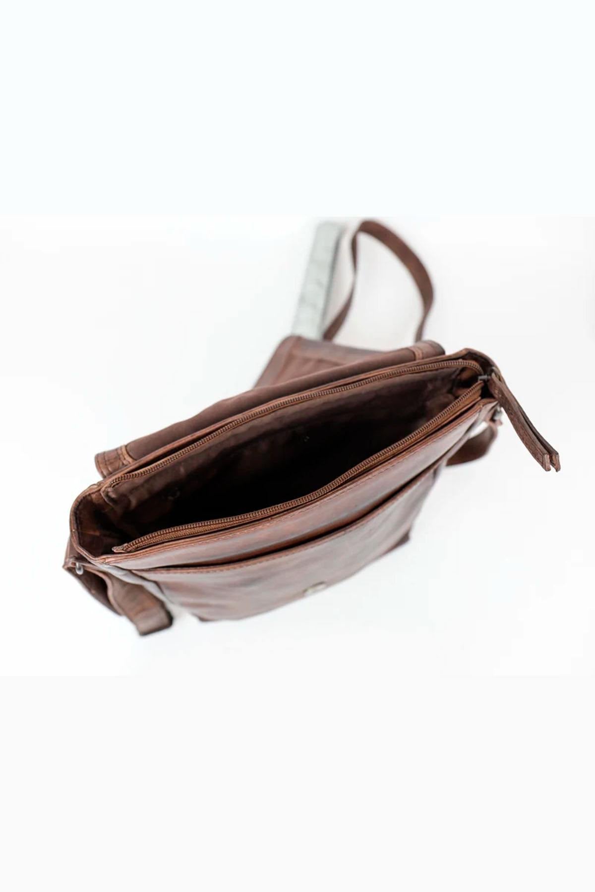 Brown oiled cowhide crossbody bag - Image n°6