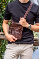 Brown leather satchel - Image n°1