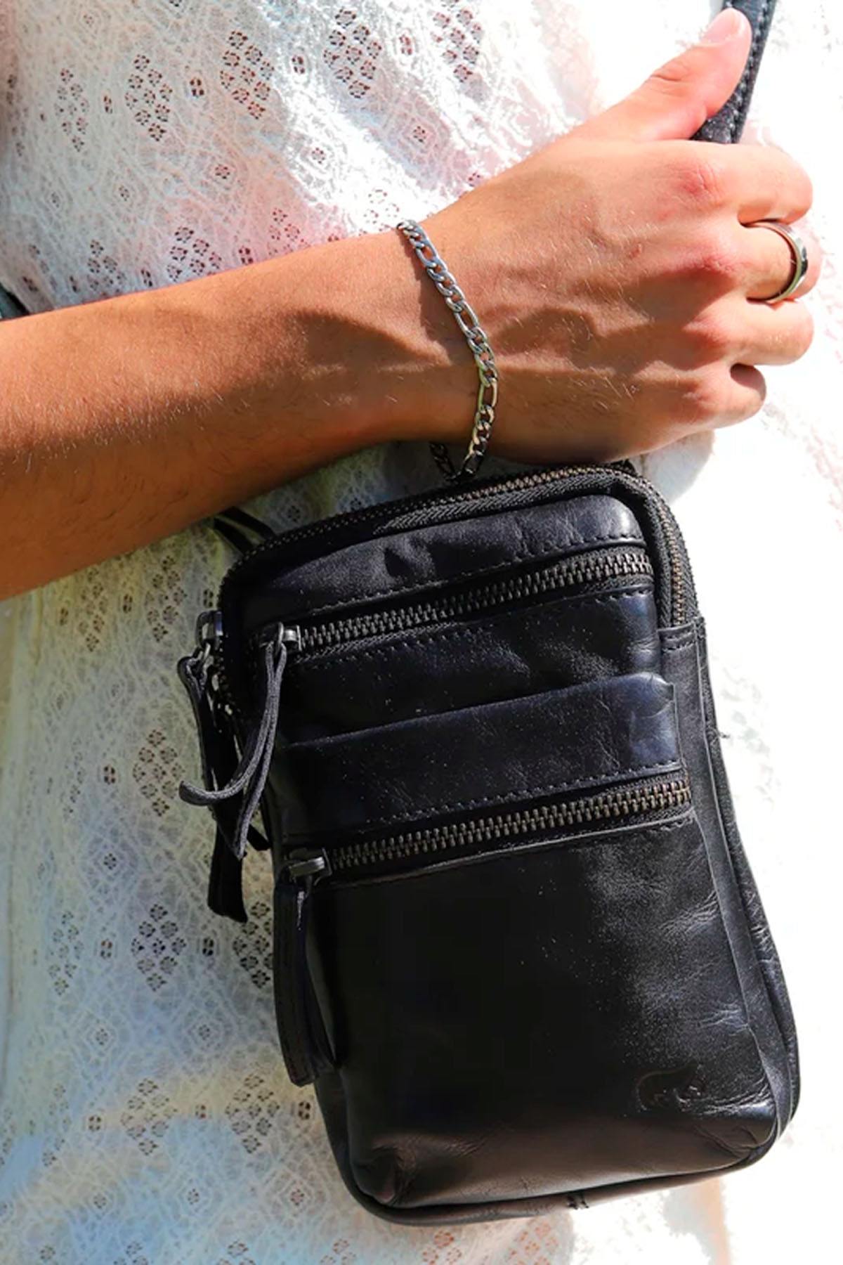 Black leather bag with embossed logo - Image n°1