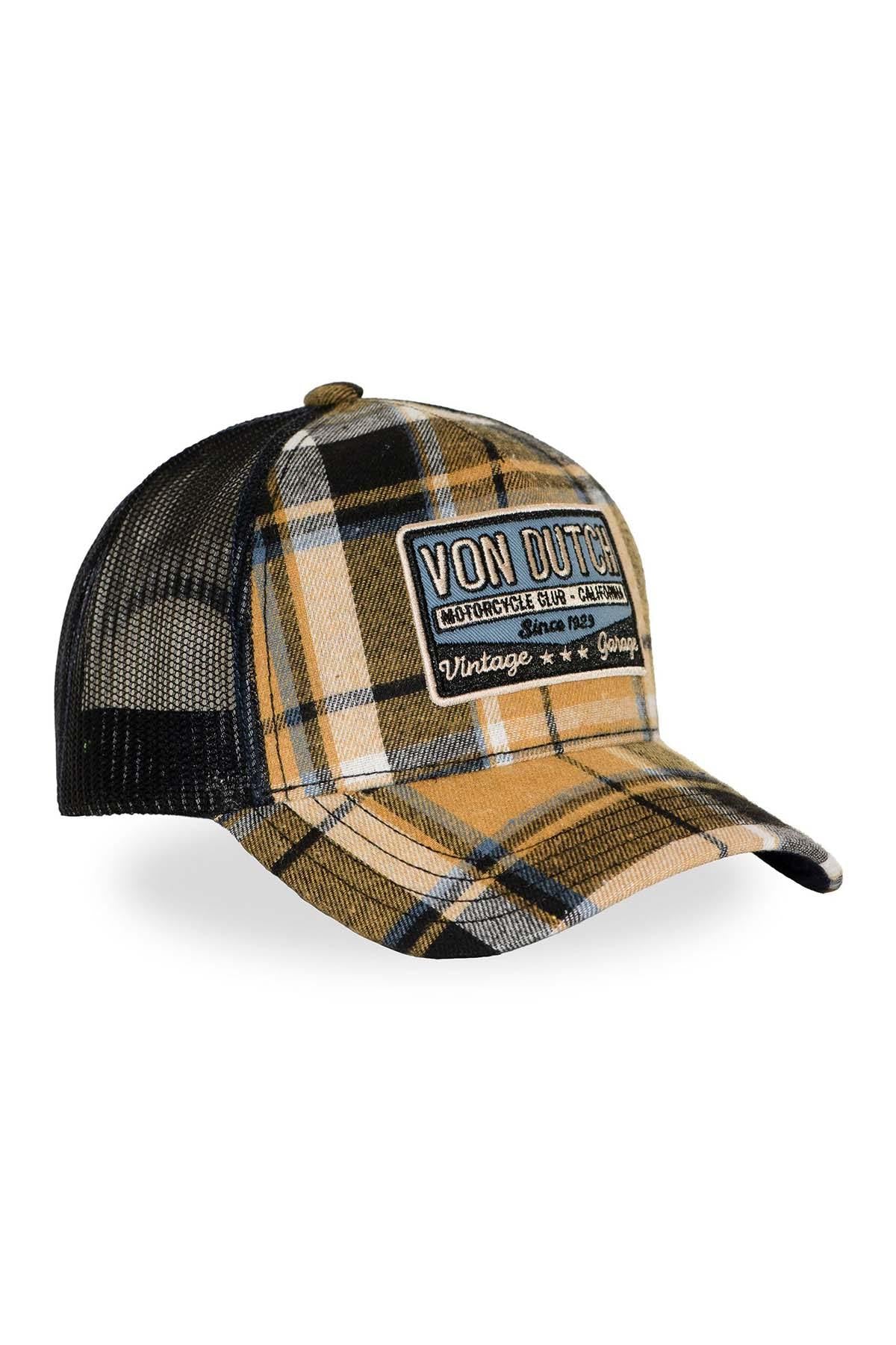 Check-pattern cap with a yellow and navy blue badge - Image n°1