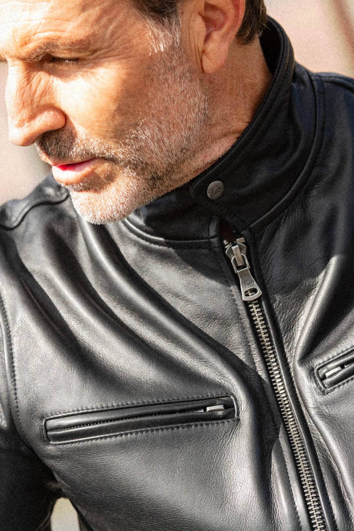Buco J-100R leather jacket - black Napa, clean café racer lines - Image n°5