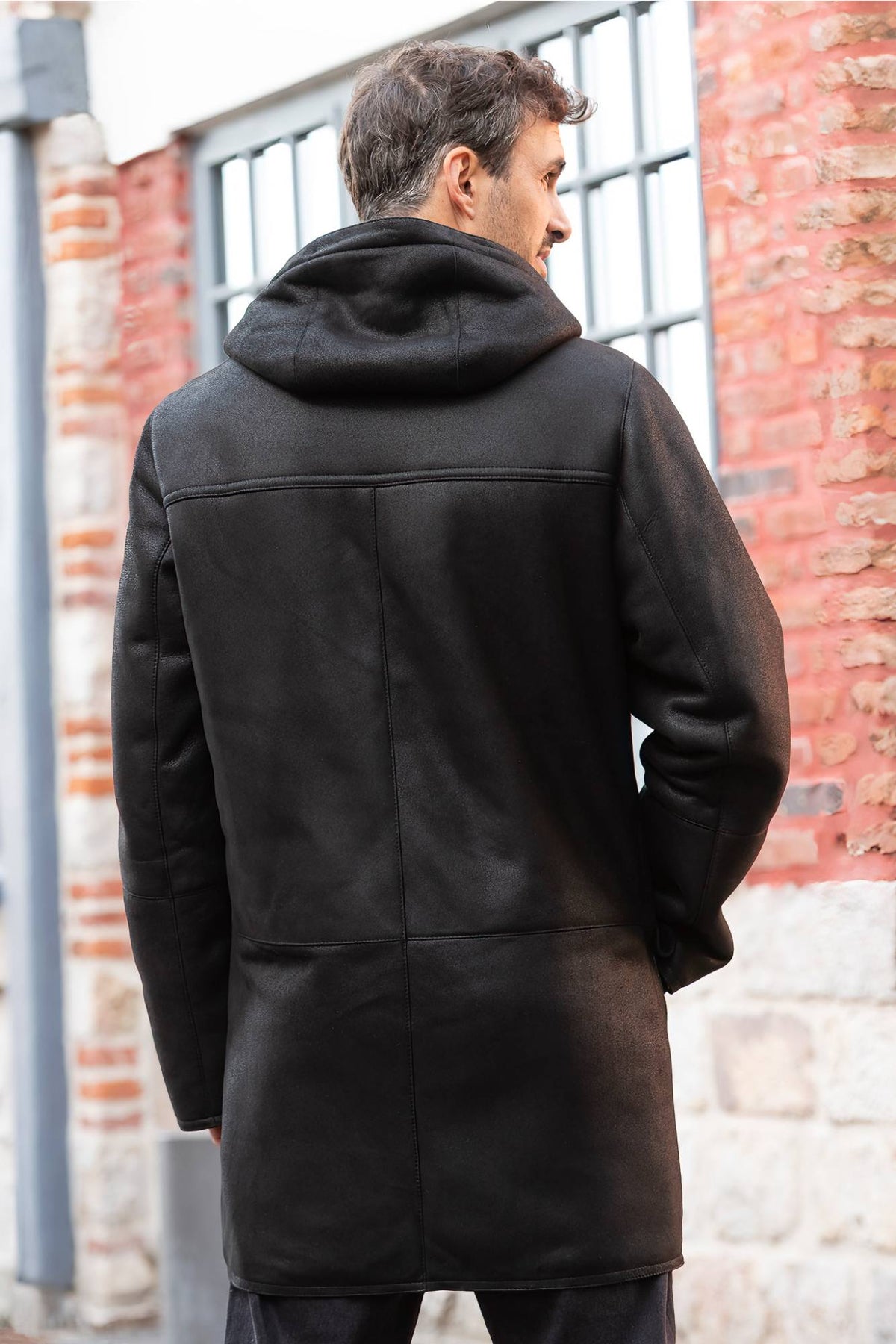 Black hooded long coat in shearling leather - Image n°2