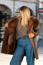 Elegant long taupe shearling coat - Image n°5