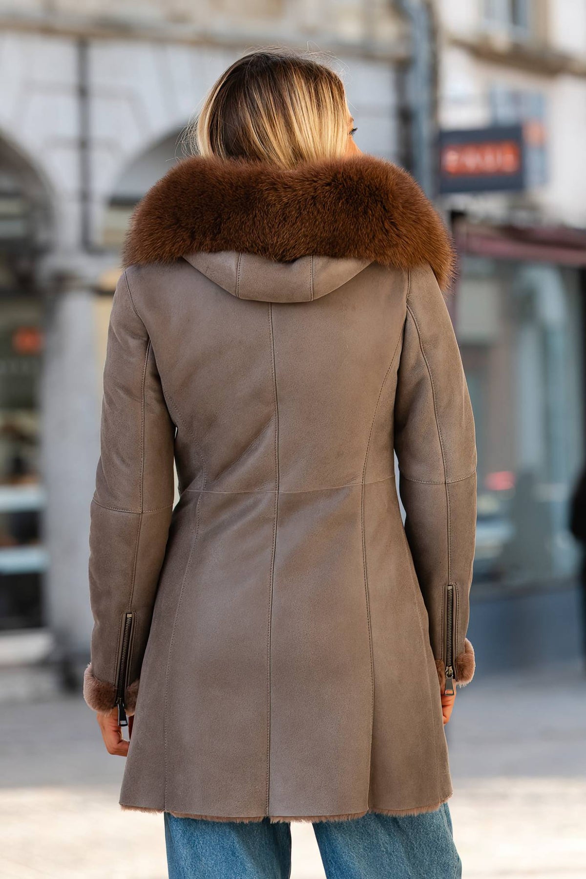 Elegant long taupe shearling coat - Image n°3
