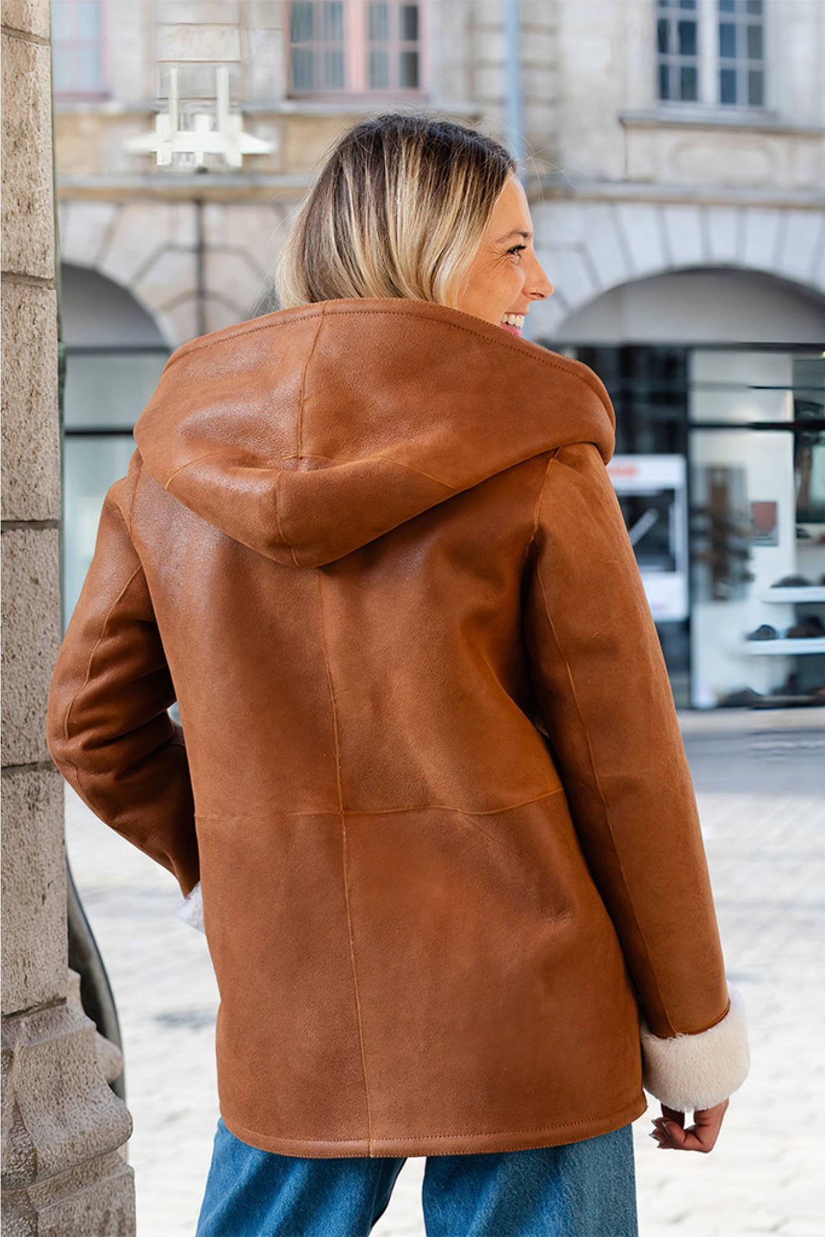 Chic whisky-colored shearling hooded coat - Image n°3