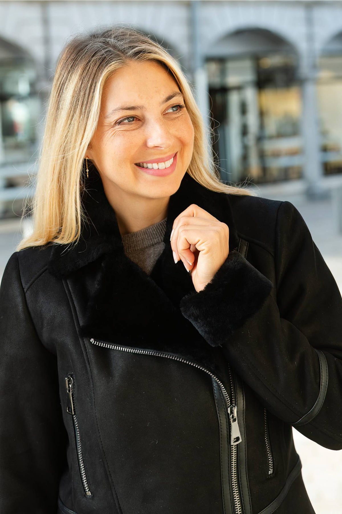 Chic Reimagined Black Women’s Shearling Jacket! - Image n°4