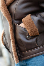 Trendy chic brown shearling coat - Image n°4
