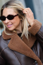 Trendy chic brown shearling coat - Image n°8