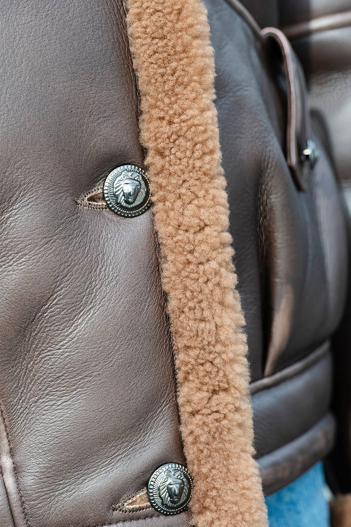 Trendy chic brown shearling coat - Image n°5