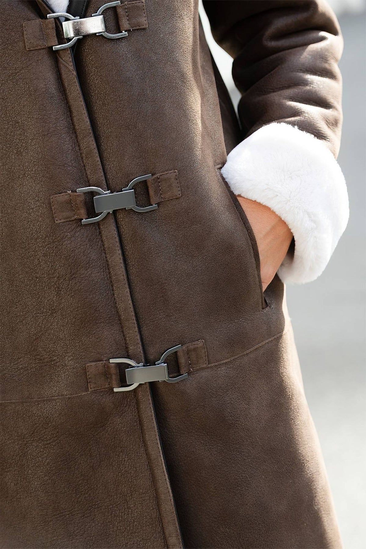 Long hooded brown shearling leather coat - Image n°5
