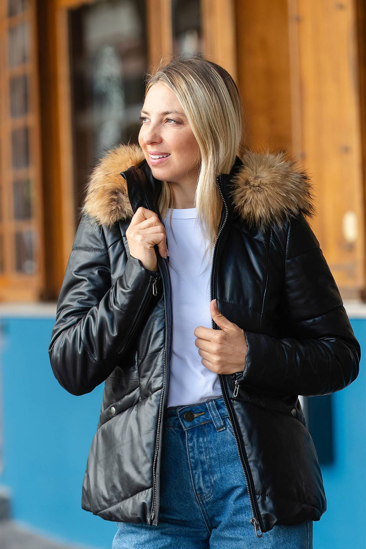 A black lambskin leather jacket with a fur-trimmed hood, ideal for winter. - Image n°7