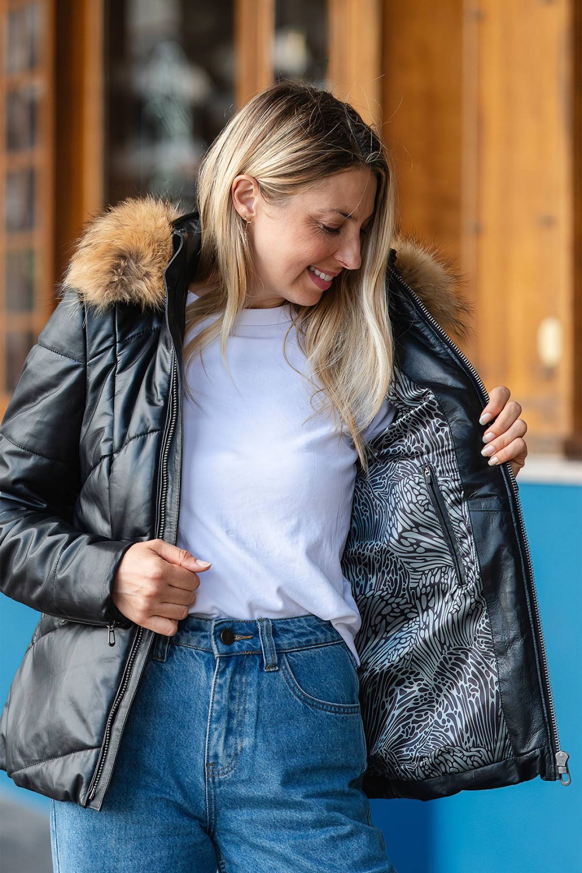 A black lambskin leather jacket with a fur-trimmed hood, ideal for winter. - Image n°5