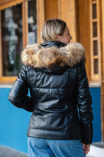 A black lambskin leather jacket with a fur-trimmed hood, ideal for winter. - Image n°4