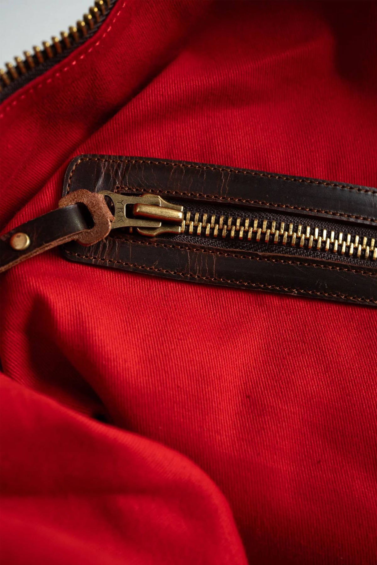Characterful suede leather travel bag - Image n°8
