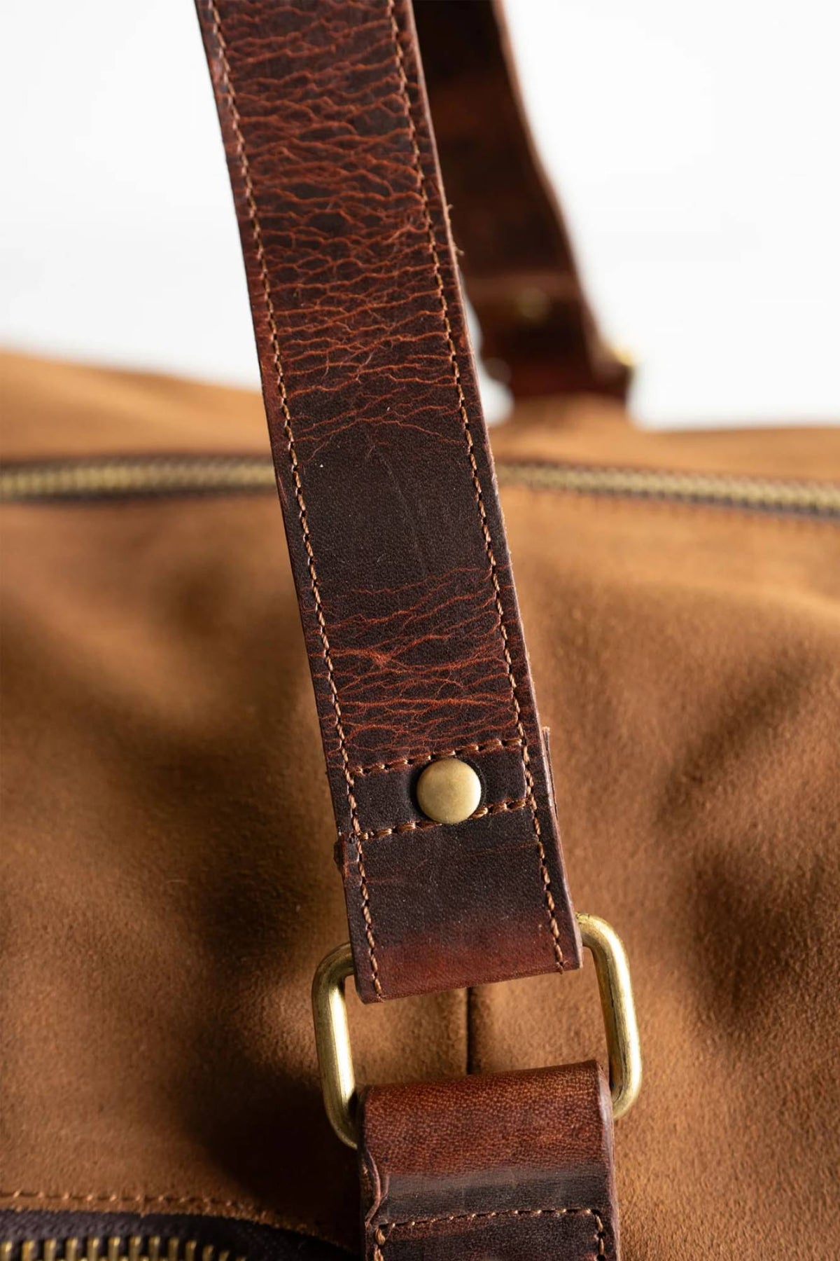 Characterful suede leather travel bag - Image n°6