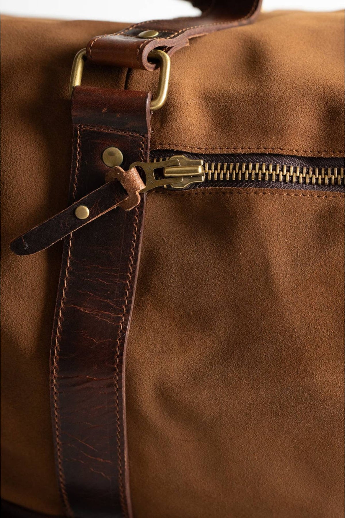Characterful suede leather travel bag - Image n°7