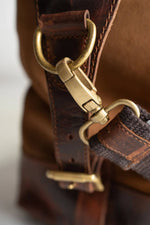 Characterful suede leather travel bag - Image n°5