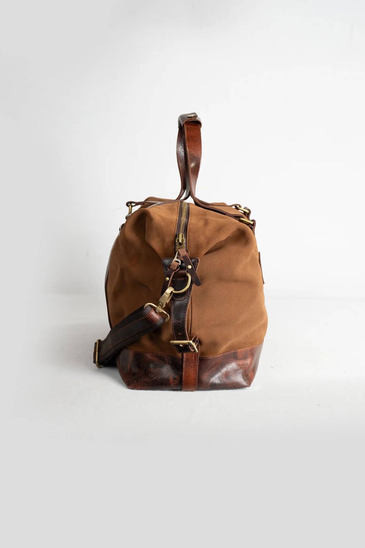Characterful suede leather travel bag - Image n°3