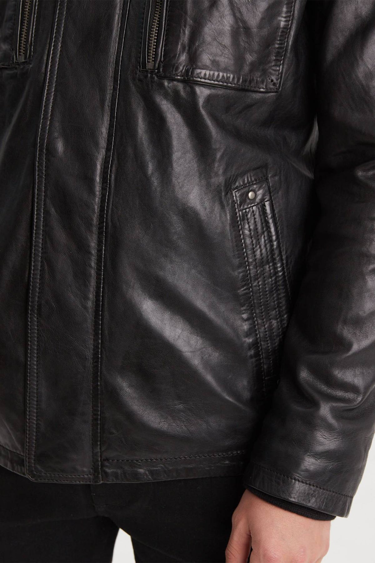 Black vintage lambskin: a durable and supple biker jacket. - Image n°5