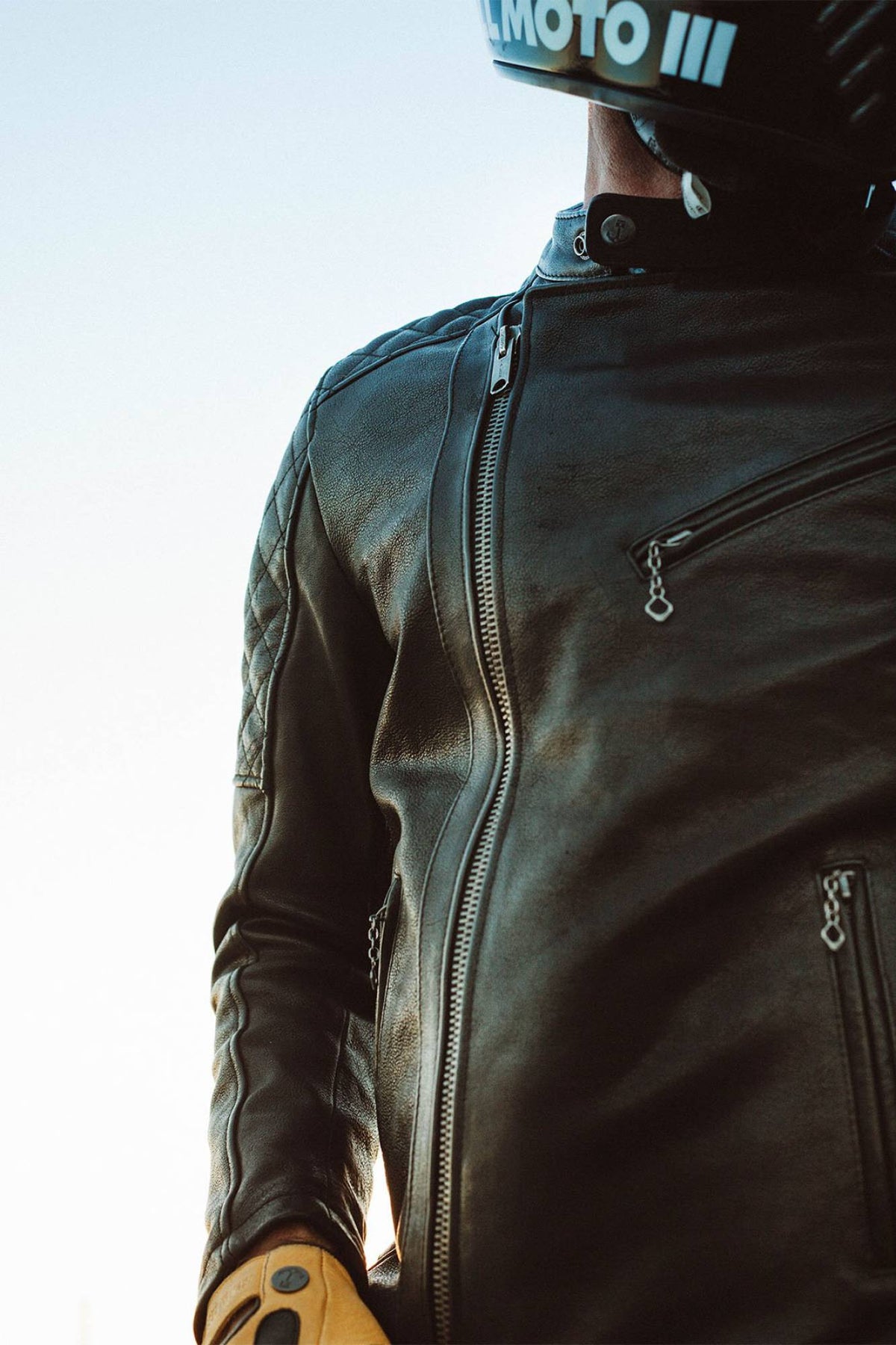 cowhide jacket with quilted accents and a sleek patina. - Image n°5