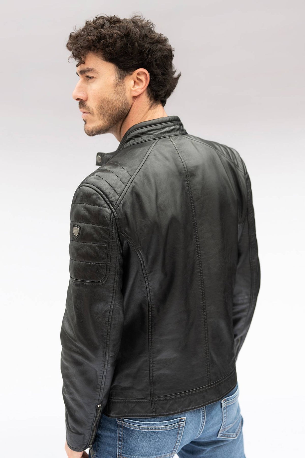 Black lambskin biker-collar jacket with quilted shoulders - Image n°3