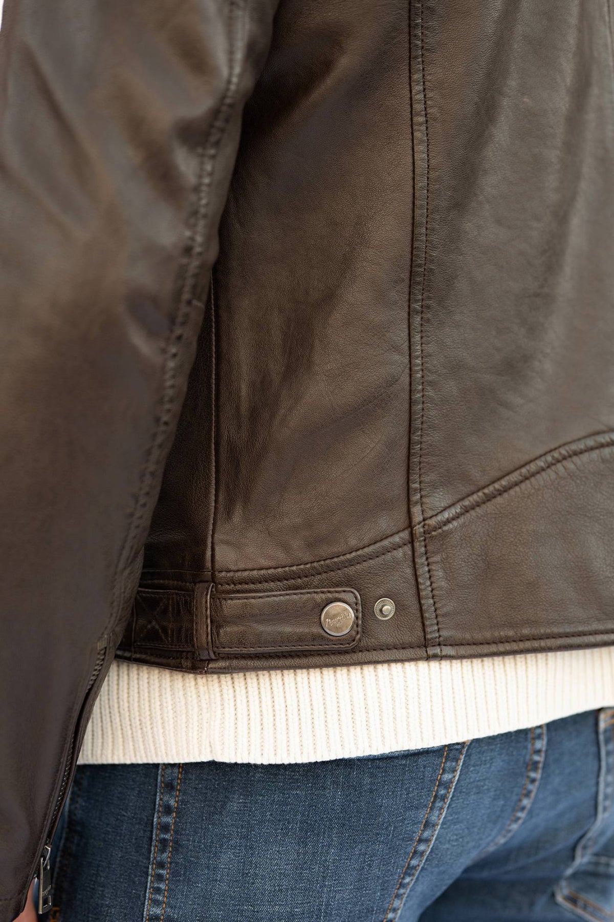 Smooth dark brown lambskin biker-collar jacket with topstitched shoulders - Image n°5