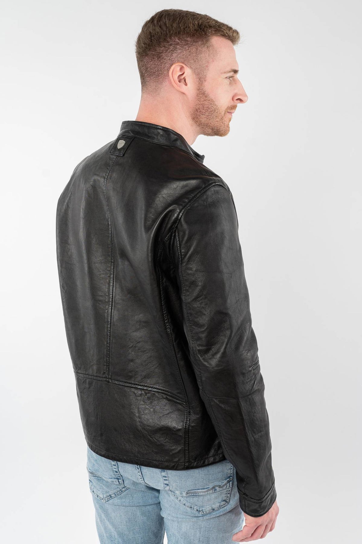 Black lambskin jacket with round collar and two zipped chest pockets - Image n°3