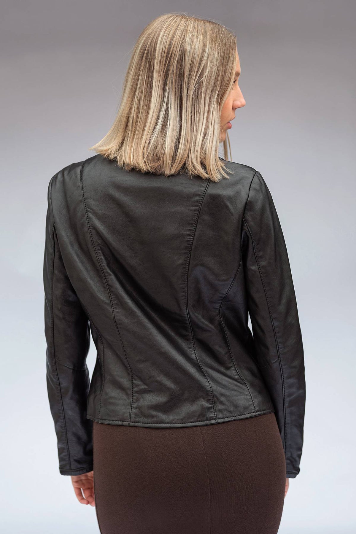 Refined black lambskin leather jacket for women with a mandarin collar - Image n°2