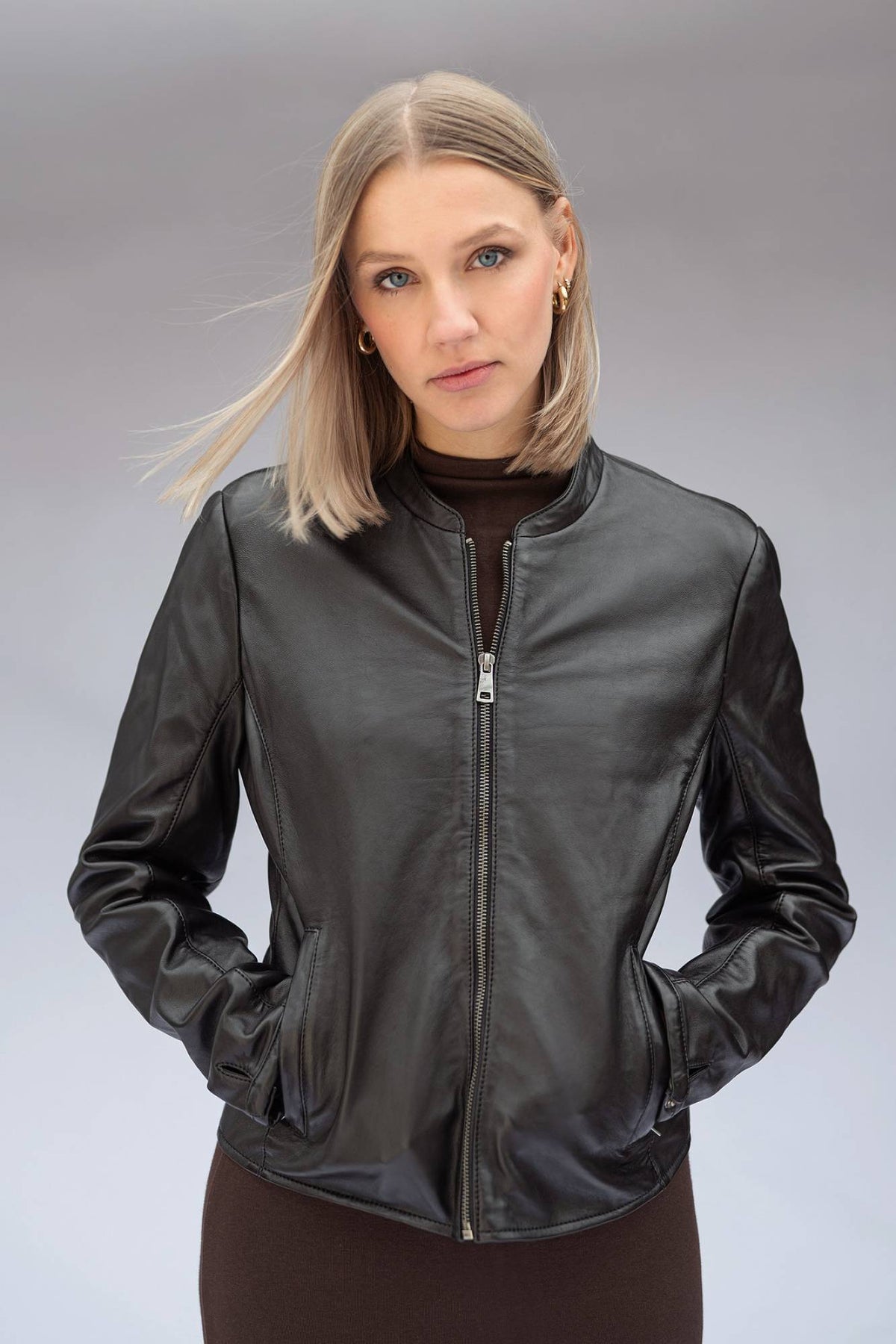 Refined black lambskin leather jacket for women with a mandarin collar - Image n°1