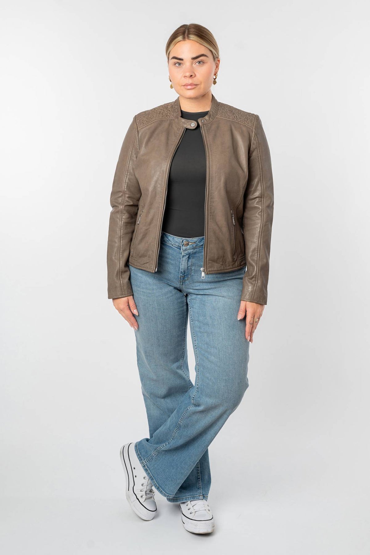 Women's taupe lambskin leather jacket with tone-on-tone embroidered shoulders - Image n°2