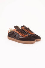 Low-top chestnut and cognac leather sneakers for men - Image n°1
