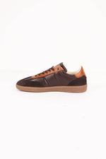 Low-top chestnut and cognac leather sneakers for men - Image n°4