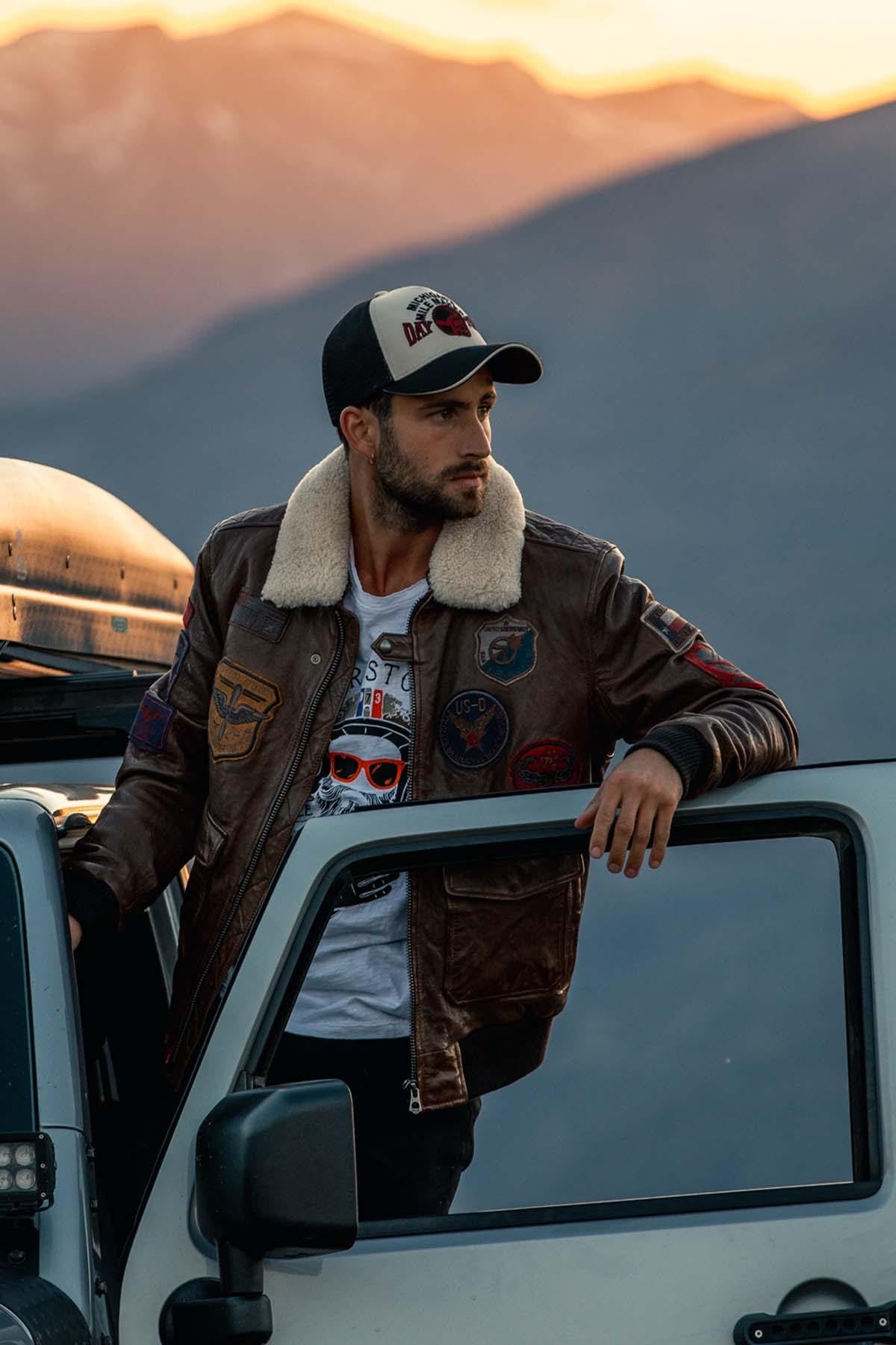 Daytona's aged lambskin aviator jacket with detachable fur collar. - Image n°3