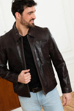 Aged sheep leather in reddish brown. Lightweight, slim, and timeless. - Image n°3