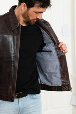 Aged sheep leather in reddish brown. Lightweight, slim, and timeless. - Image n°4