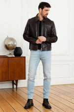 Aged sheep leather in reddish brown. Lightweight, slim, and timeless. - Image n°2