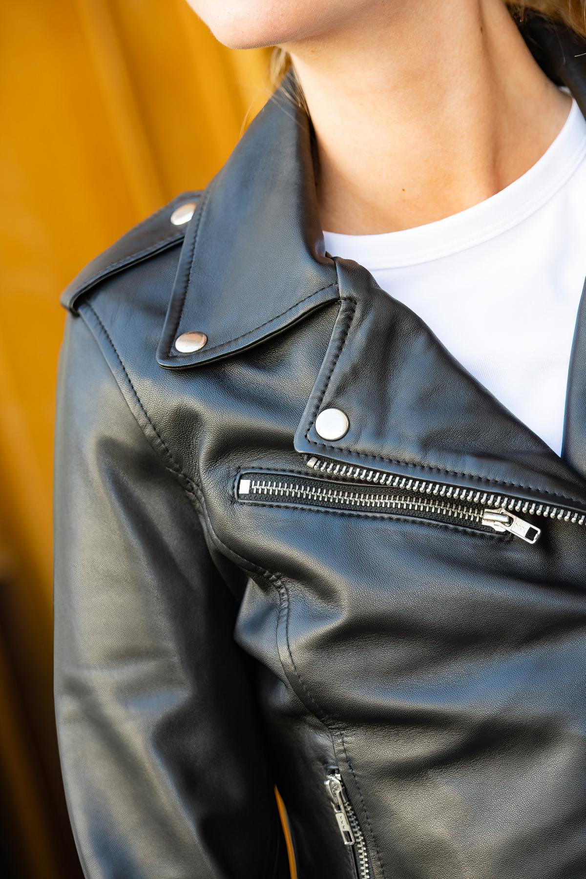 Lambskin biker: skinny cut, zips and belt. Lightweight, rock-chic. - Image n°4