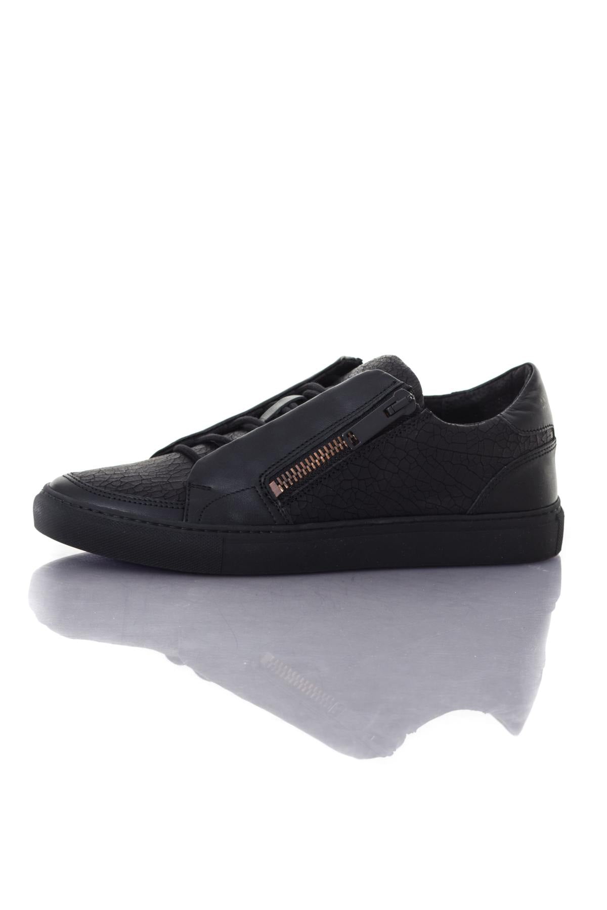 Low-top cracked leather sneakers - Image n°7