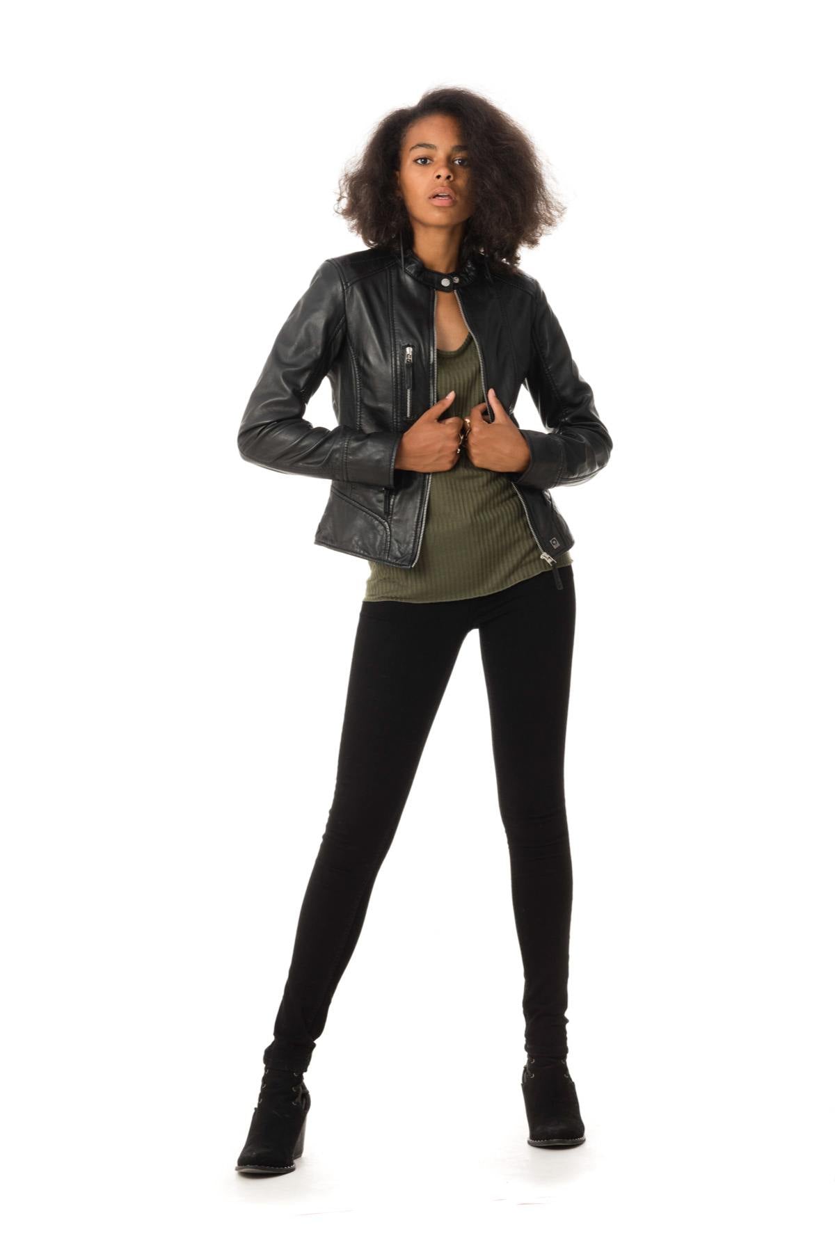  Spencer woman in leather - Image n°4